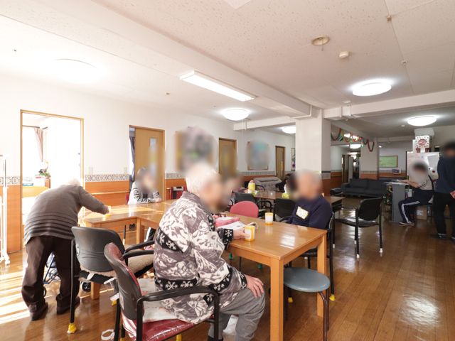 共有スペースで交流の様子 リビング 共有スペースは明るく開放的で、利用者同士が食事や会話を楽しんでいる様子です。賑やかな雰囲気の中で交流が生まれる場となっております。