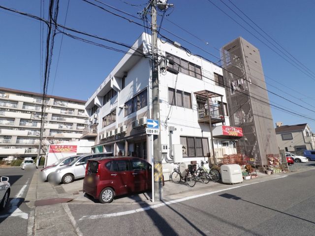 都会の明るい外観 外観 日差しを感じる笑顔が似合う外観です。周りの環境との調和も考えられ、通りからのアクセスも良好です。