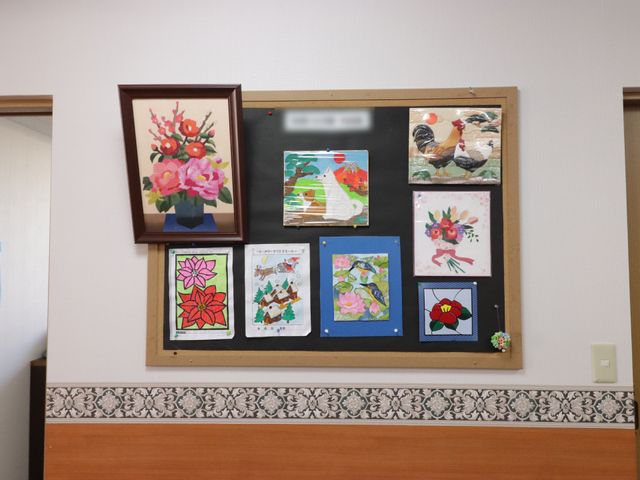 掲示物が飾られた壁面 展示物 色鮮やかな作品が壁に展示され、温かみのある空間を演出しています。創造性豊かな環境でのお仕事に興味はございませんか。
