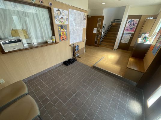 明るい施設の玄関