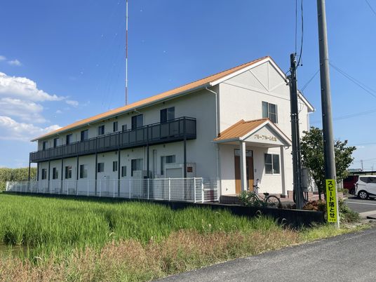 看板が立つ外観