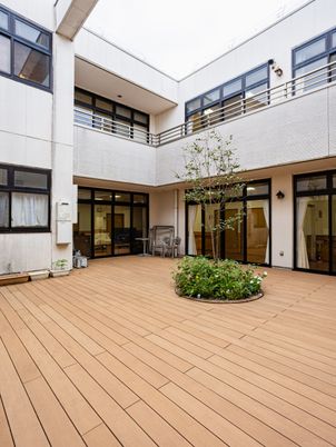 中庭の木とデッキ  