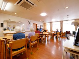 明るい食堂と利用者