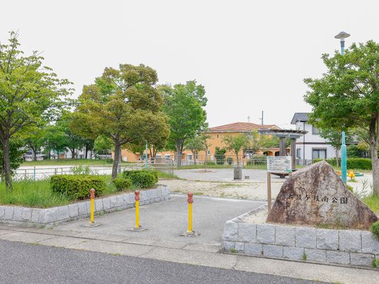 緑豊かな中庭風景