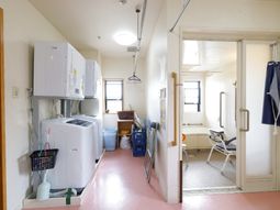 洗濯機と浴室のある空間