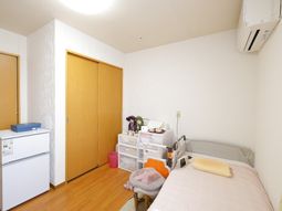 明るい居室の一角