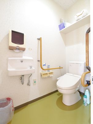 手すり付き清潔なトイレ