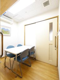 清潔な部屋のテーブルと椅子