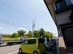 駐車場と建物の外観