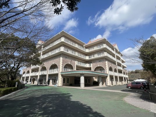 広々とした施設の外観