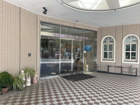 庭のあるエントランス