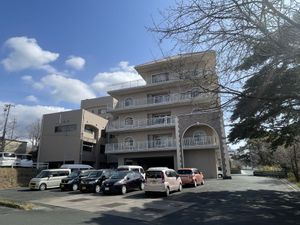 明るい外観の建物