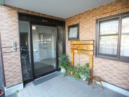 入り口と看板の正面