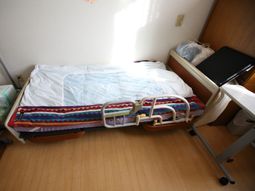 居室のベッドと備品