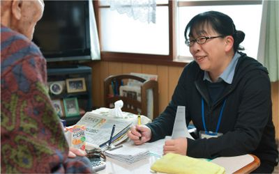 笑顔で会話する女性の様子