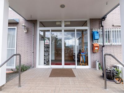入り口と掲示物のあるエントランス