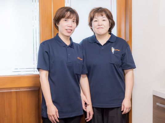 明るい表情のスタッフ二人