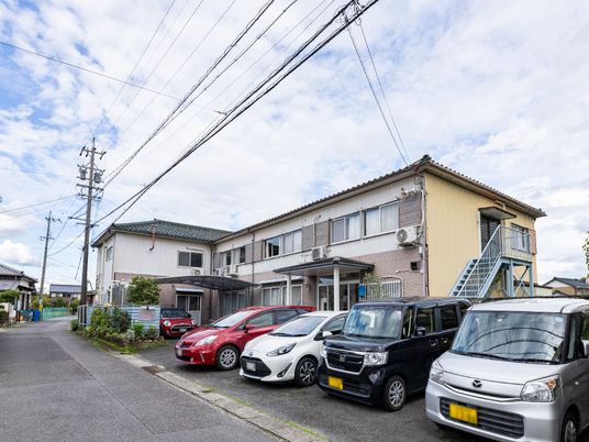 平屋建ての施設外観