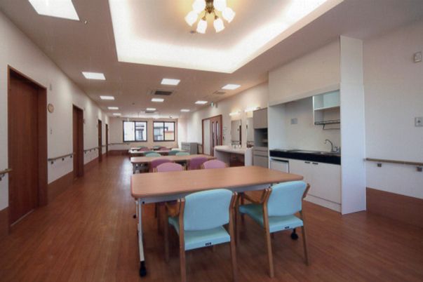 明るい共有空間の内観