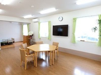 自然光が入る明るい部屋