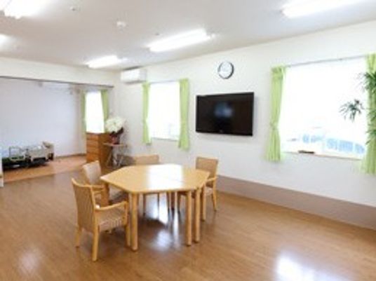 自然光が入る明るい部屋