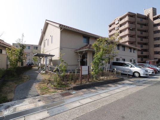 明るい外観の建物エントランス