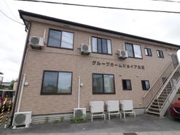 明るい外観の建物