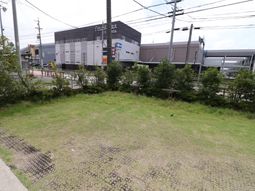 建物と緑地帯の外観
