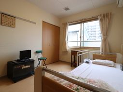 居室のベッドと窓