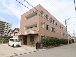 多階建て施設の外観