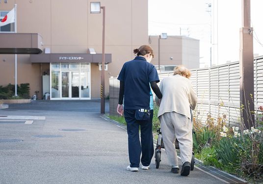 歩行を支援する様子の庭