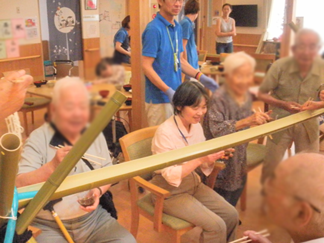 明るく広々とした居室 居室 木の温もりが感じられる空間で、和やかな交流が行われています。サポートスタッフが安心を提供します。