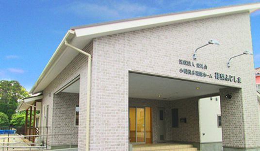 落ち着いた外観の建物