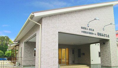 落ち着いた外観の建物