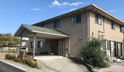 緑に囲まれた建物