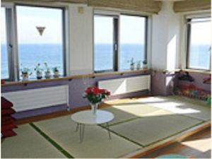 海が見える明るい和室