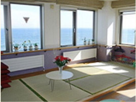 海が見える明るい和室