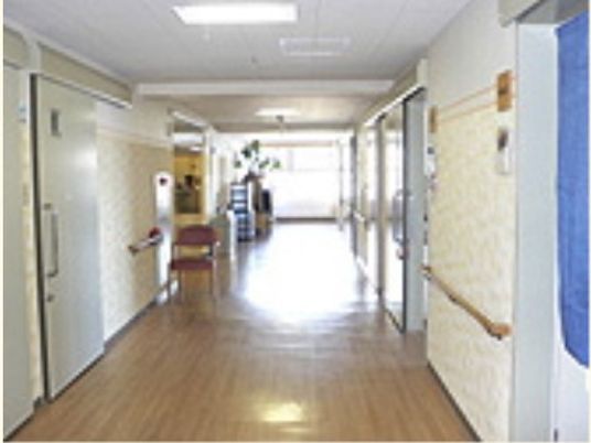 明るく清潔な廊下
