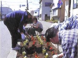 皆で花植えの中庭