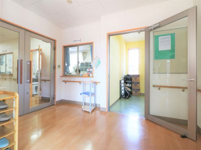 廊下と入口の明るい空間