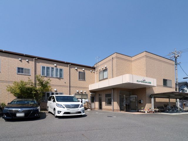 明るい日差しの外観