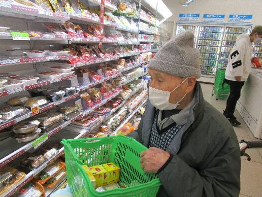 高齢者が買い物をする様子