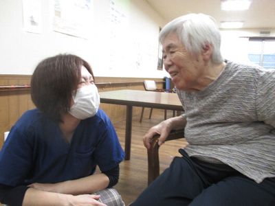 笑顔で会話する二人