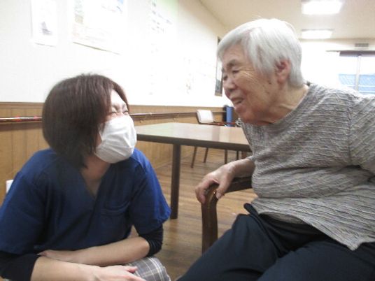 笑顔で会話する二人