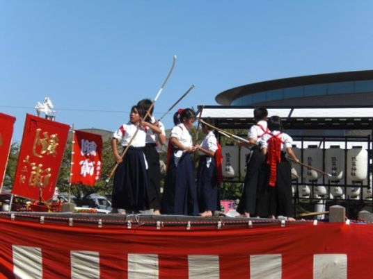 祭りの様子を演じる人々