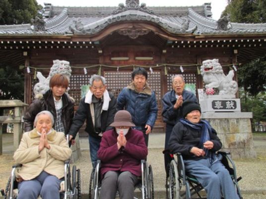 参拝する高齢者とスタッフ