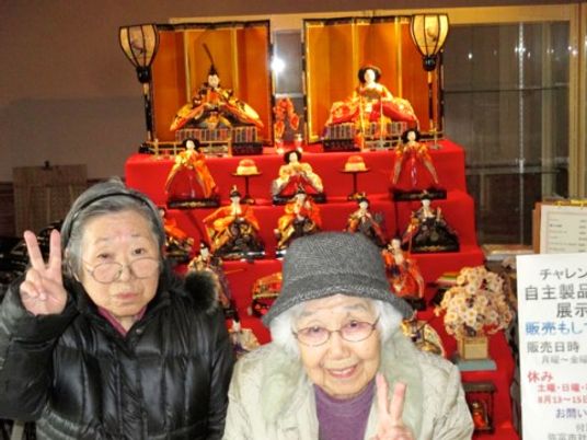 ひな祭り飾りと笑顔の人々