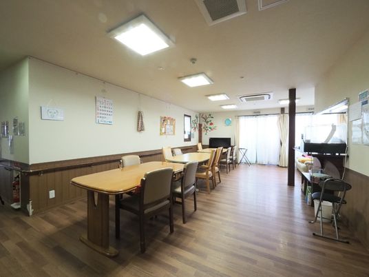 広々とした明るい食堂