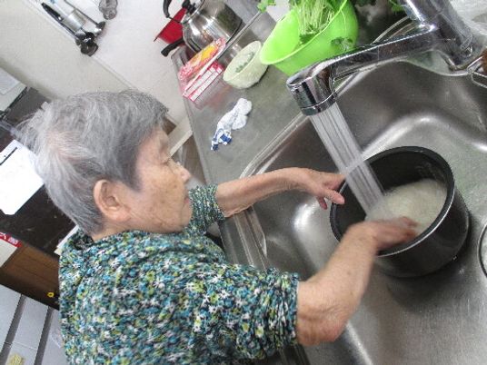 お料理活動中の利用者さん
