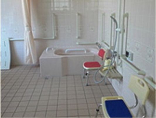 バリアフリー設計の浴室